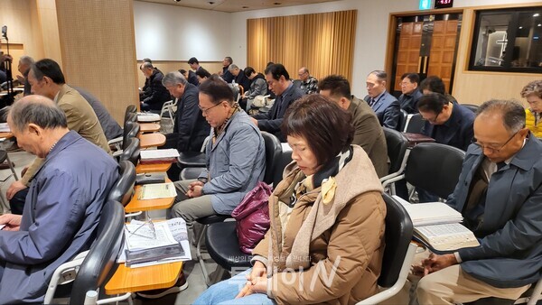 기도회에 참석한 모든 성도가 뜨겁게 합심하여 기도 하고 있다.