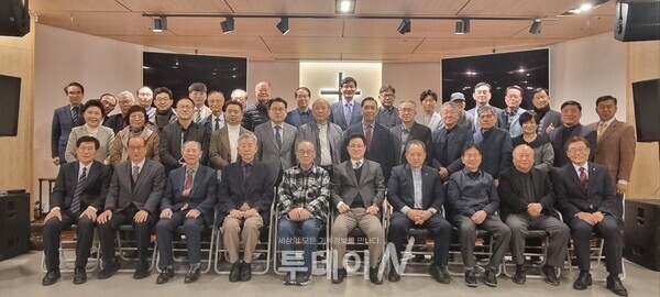 제837회 경남성시화 열린 조찬 기도회 참석자 일동 기념 촬영하고 있다.
