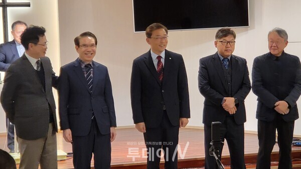 창원특례시기독교총연합회 대표회장 남일우 목사 임원을 소개하고 있다.