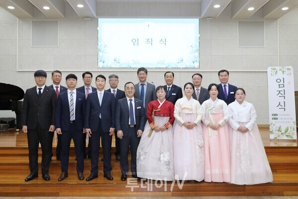 임직자 일동과 다회원이 함께 기념촬영 하고 있다.