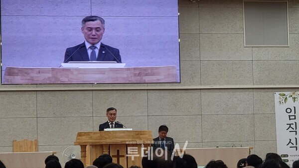 경남남마산노회 노회장 박봉석 목사 설교하고 있다.