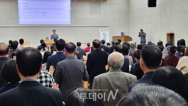 마산성막교회 교우들이 서약하고 있다.