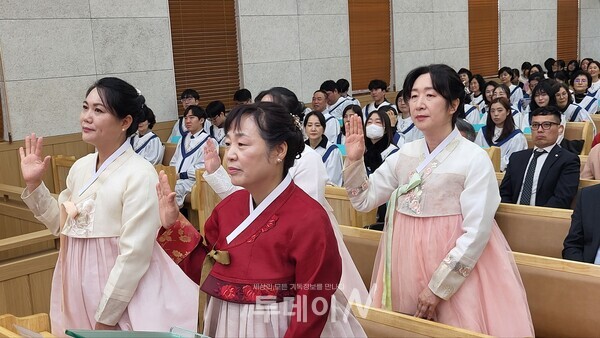 임직받는 권사 서약하고 있다.