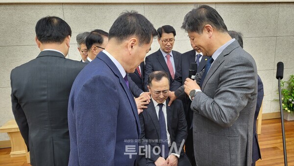 안수위원 이상길 장로 장립을 위하여 안수하고 있다.