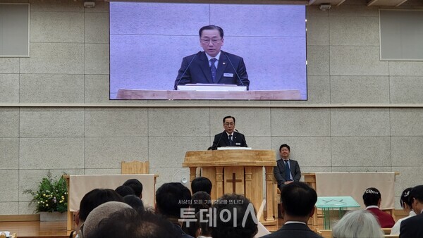 선임 노영환 장로 임직자들에게 권면하고 있다.