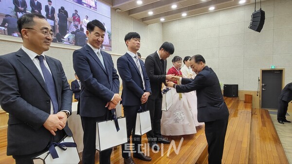 교회가 임직자들에게 선물하고 있다.
