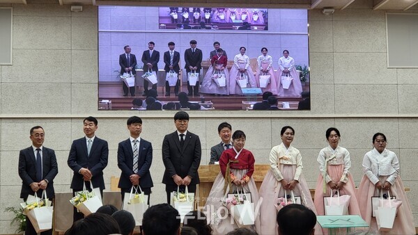 임직자 선물증정 후 기념촬영