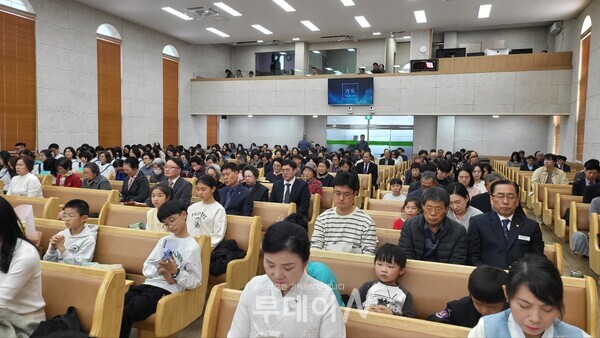 임직 감사 예배 순서에 따라 함께 기도하고 있다.