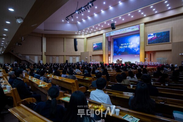 간증과 찬양이 이어지는 가운데 예배당 가득 모인 성도들이 한마음으로 하나님께 시선을 올리며 깊은 은혜의 자리를 함께했다.