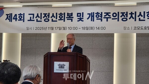 특강 1강 이상규 교수 종교의 자유와 정치 참여 강의 하고 있다.