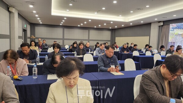 참석자 모두는 함께 나라와 민족을 위하여 통성으로기도하고 있다.