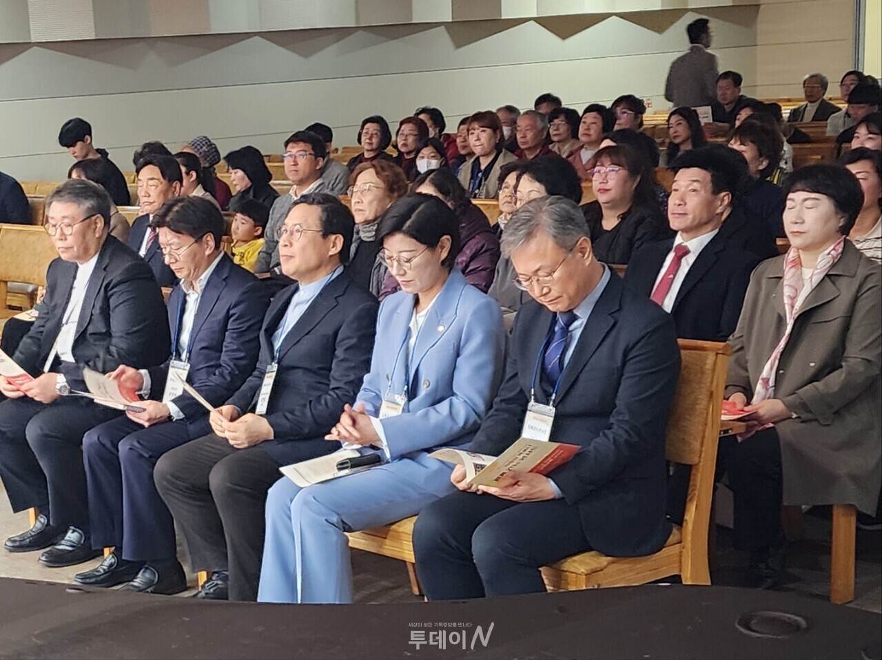 앞줄 오른쪽부터 장인홍 구청장, 김미주 구로구의원, 장헌일 회장 윤영배 목사, 김영국 회장.