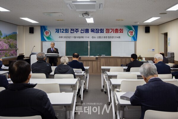 김대선 목사가 ‘평화의 왕 예수’를 주제로 말씀을 전하며 깨어진 세계에 참된 평화를 회복할 것을 도전하고 있다.