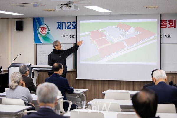 최상익 선교사가 숨바 New Dawn 유치원·초등학교 건축 진행 상황을 설명하며 향후 개교 계획과 선교적 의미를 나누고 있다.