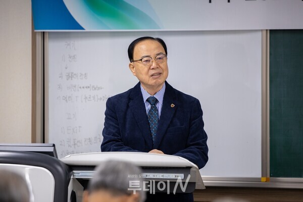 박찬섭 회장이 유임 인사를 전하며 숨바 사역과 신흥학교 비전을 향한 연합과 기도를 요청하고 있다.