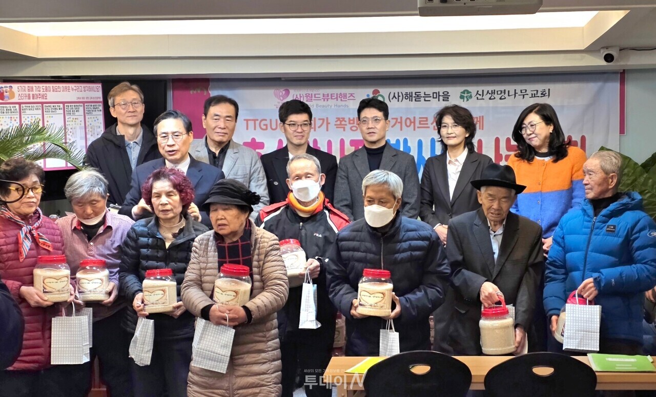 사진은 뒷줄 왼쪽부터 황봉익 목사, 장헌일 목사, 김병준 목사, 손훈오 목사, 정성국 목사, 김미진 목사, 강인숙 목사. 