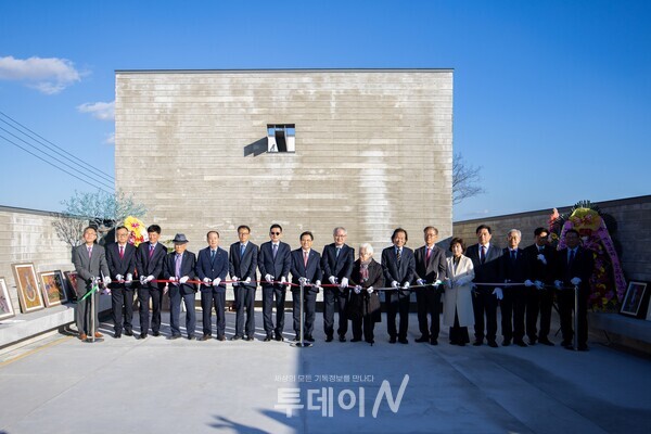 기념관 앞에서 테이프 커팅이 진행되며, 75년 만에 순교의 역사가 공식적으로 열린 순간을 맞았다.