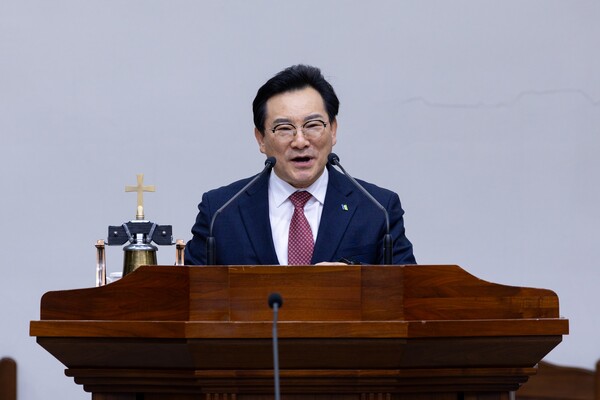 정영교 목사가 ‘허다한 증인들과 다시 뛰는 교회’를 선포하며 순교신앙의 중심을 일깨웠다.