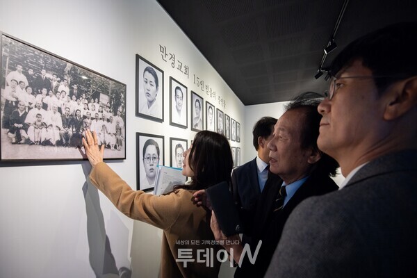 전시된 생전 사진 앞에서 유족들은 순교자의 얼굴을 마주하며 75년의 기억을 다시 품에 안았다.