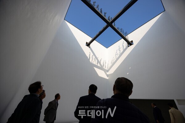 빛과 그림자가 만들어낸 순교자들의 형상을 바라보며 관람객들은 순교신앙의 깊은 울림을 마주했다.