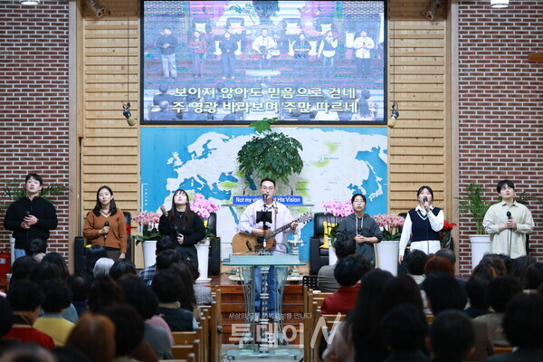 샬롬찬양단이 간증 집회 시작 전 찬양으로 섬김