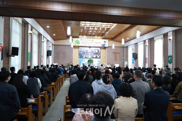 윤설미 집사의 간증집회를 참석한 월드미션교회 성도들의 찬양