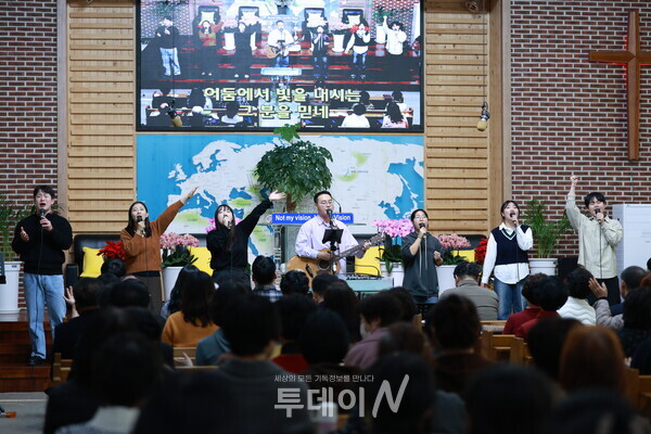 월드미션교회의 샬롬찬양단의 경배찬양