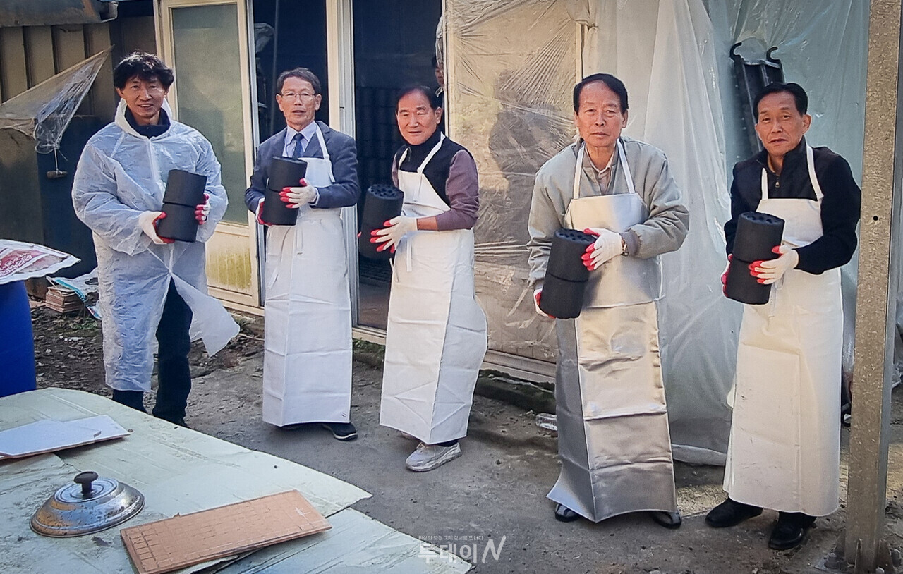 연탄 나눔 사역에 참여한 충주시장로회 임원들이 연탄을 나르고 있다