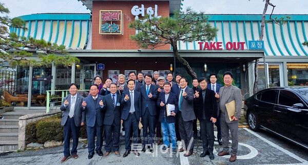 간담회 후, 우범기 전주시장과 효자동 지역 목회자들이 연와미당 앞에서 함께 기념촬영하며 지역 발전과 공동체 상생의 의지를 나누고 있다.