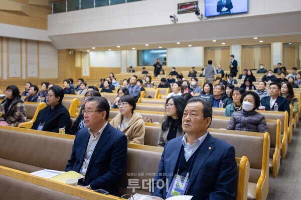훈련 강의를 경청하며 전도 회복을 결단하는 참석자들의 모습이 진지하게 이어졌다.