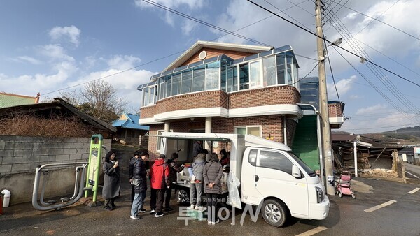 전주 모자이크교회 성도들이 아침 일찍부터 모여 국내선교를 준비하고 있다. 