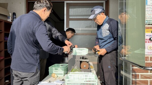 이 날 칼과  가위 50여 자루를 갈았으며 고창지역 주민들은 만족해 했다.