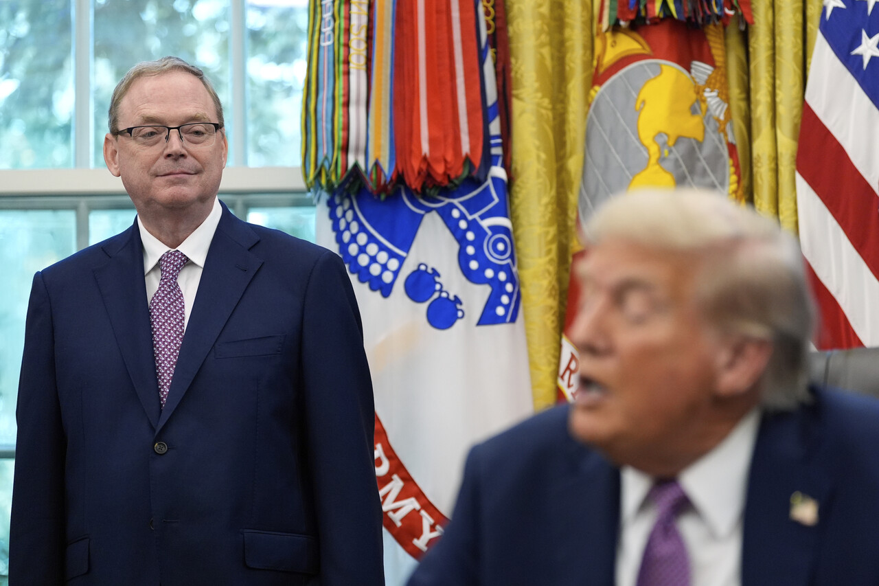 케빈 해싯 백악관 국가경제위원회(NEC) 위원장과 도널드 트럼프 대통령. [AP 연합뉴스 자료사진. 재판매 및 DB 금지] /사진=연합뉴스