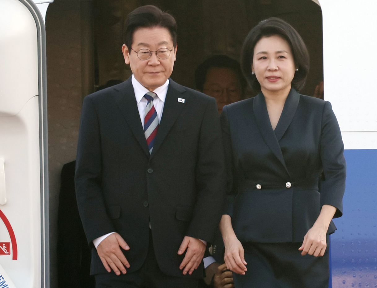 이재명 대통령, 아프리카·중동 순방 마치고 귀국. 주요 20개국(G20) 정상회의 참석을 계기로 아프리카·중동 4개국 순방을 마친 이재명 대통령과 김혜경 여사가 26일 성남 서울공항에 도착한 공군 1호기에서 내리고 있다. 2025.11.26 /사진=연합뉴스