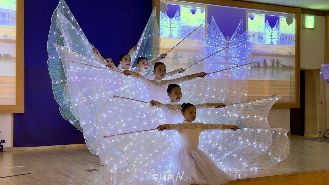 어린이전도협회 ‘기쁨의 아이들’ 팀이 화려한 조명 날개를 들고 ‘글로리아’ 찬양에 맞춰 아름다운 무대를 선보이고 있다.