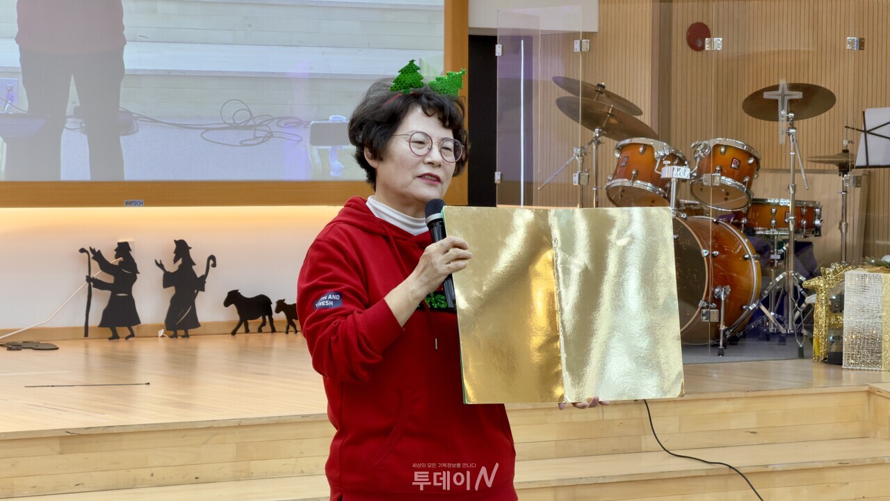 주진경 대표(어린이전도협회 전주지회 )가 연극에서 책을 통해 예수님께서 이땅에 오신 이유를 설명하고 있다.