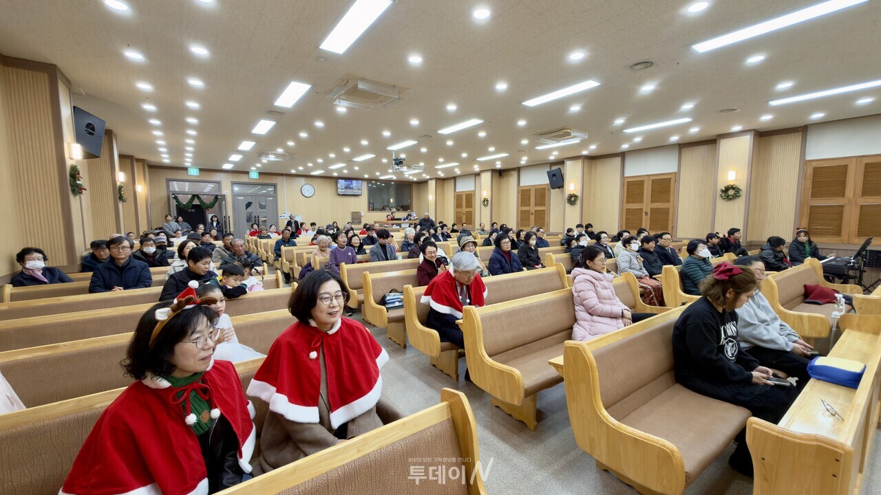 지역 주민과 성도들이 어우러져 성탄의 기쁨을 함께 나누며 무대를 관람하고 있다.