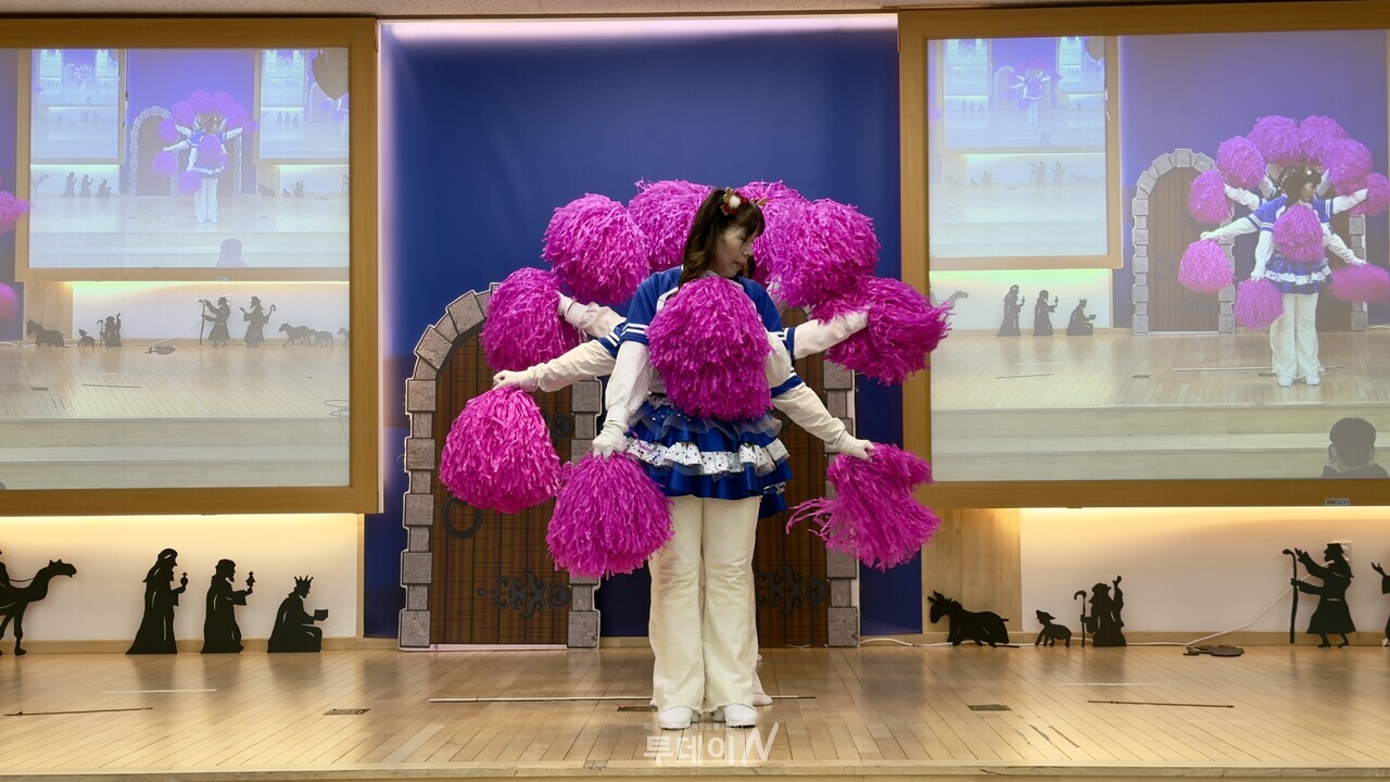 어린이전도협회 크리스마스팀이 ‘나는야 행복한 사람’ 곡에 맞춰 분홍색 꽃이 활짝 피어나는 듯한 화려한 안무를 선보이고 있다.