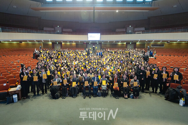 세미나를 마친 여전도회원들이 미래 지도자로서의 결의를 다지며 환한 미소와 함께 단체 기념촬영을 하고 있다.