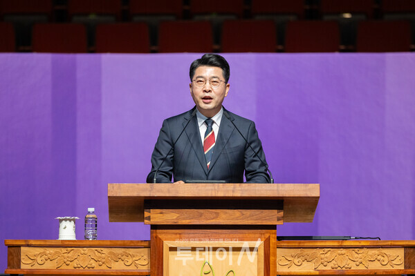개회예배에서 '광야를 지나며'라는 제하의 말씀을 전하는 고창주 목사가 미래 지도자들이 갖춰야 할 광야 영성의 중요성을 강조하고 있다.