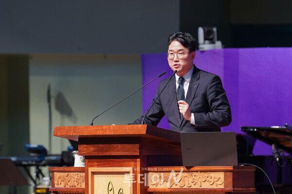 첫번째 특강 강사로 나선 김성중 교수가 다음 세대에게 복음적 가치관을 효과적으로 전수하기 위한 구체적인 실천 방안을 열강하고 있다.