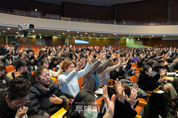 세미나에 참석한 회원들이 한국교회의 회복과 다음 세대를 향한 사명을 되새기며 두 손을 높이 들고 간절히 기도하고 있다.